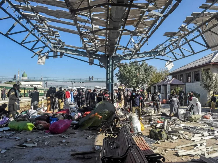 Atentado con explosivos en estación de tren deja 26 muertos en Pakistán