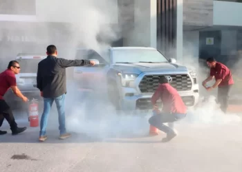 Se incendia camioneta en que viajaba Gerardo Fernández Noroña en gira por Tamaulipas