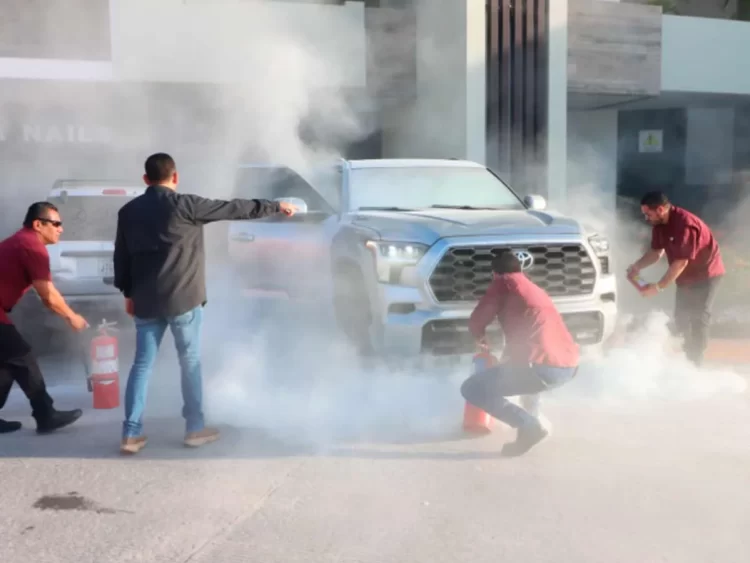 Se incendia camioneta en que viajaba Gerardo Fernández Noroña en gira por Tamaulipas