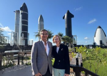 Visita gobernador Américo Villarreal empresa  SpaceX en Texas