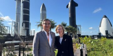 Visita gobernador Américo Villarreal empresa  SpaceX en Texas