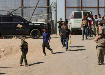 Trump prepara mega centros de detención para migrantes