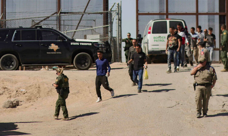 Trump prepara mega centros de detención para migrantes