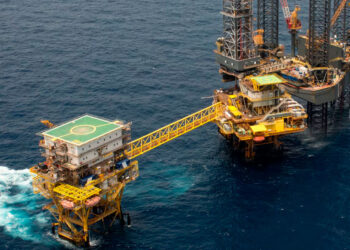 WSJ critica envío de petróleo mexicano a Cuba por Sheinbaum