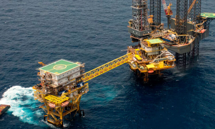 WSJ critica envío de petróleo mexicano a Cuba por Sheinbaum