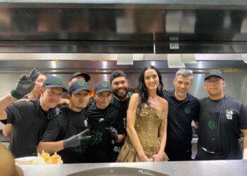 Katy Perry disfruta de tacos en una visita a la CDMX