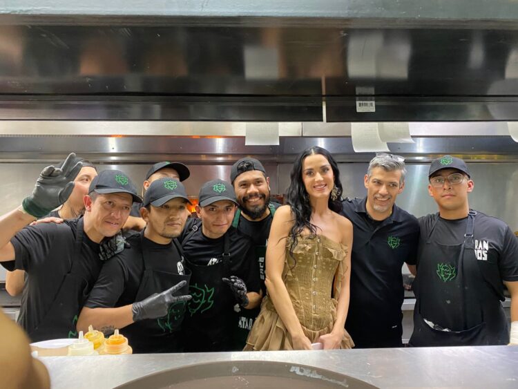 Katy Perry disfruta de tacos en una visita a la CDMX