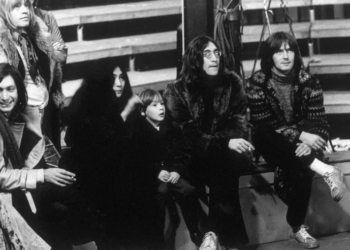 Subastan carta inédita de John Lennon a Eric Clapton con propuesta para nueva banda