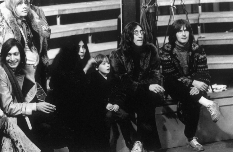 Subastan carta inédita de John Lennon a Eric Clapton con propuesta para nueva banda