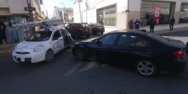 Estrella su BMW por distraído