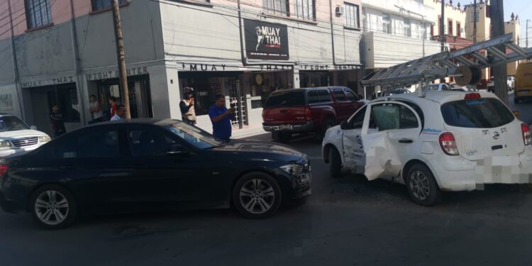 Estrella su BMW por distraído