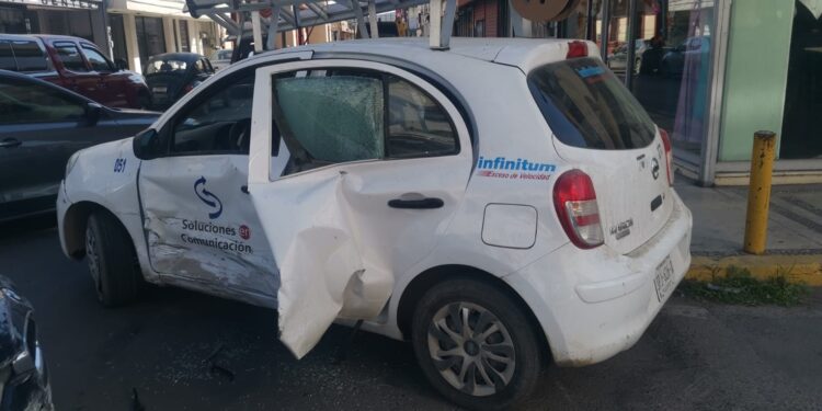 Estrella su BMW por distraído