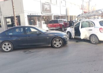 Estrella su BMW por distraído