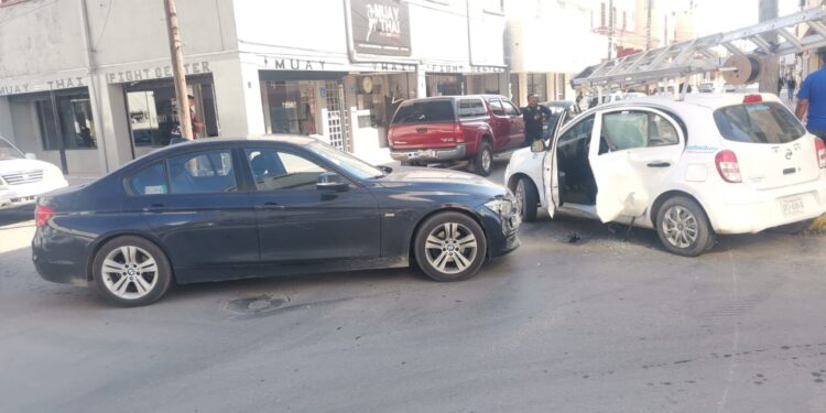 Estrella su BMW por distraído