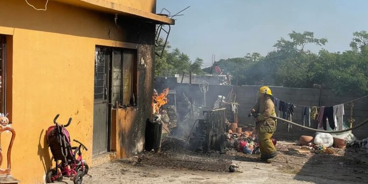 Controla Bomberos incendio por fuga de gas
