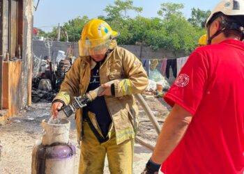 Controla Bomberos incendio por fuga de gas