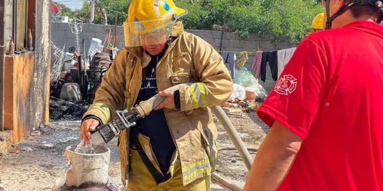 Controla Bomberos incendio por fuga de gas