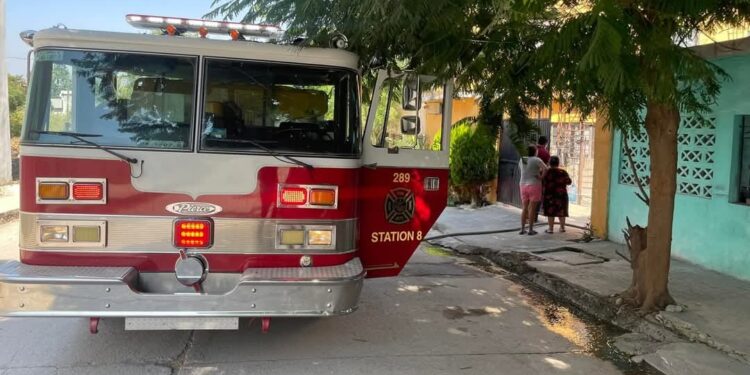 Controla Bomberos incendio por fuga de gas
