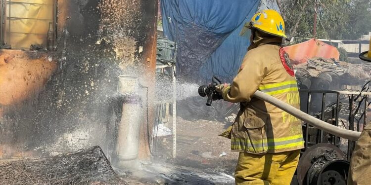 Controla Bomberos incendio por fuga de gas