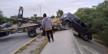 Por correlón, conductor termina en el río San Marcos