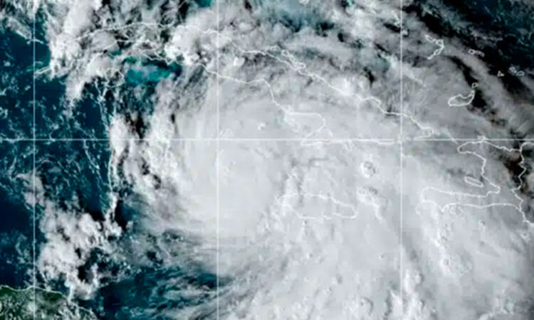 Huracán ‘Rafael’ se aleja de Cuba tras impacto