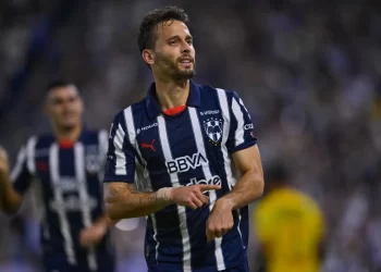 Rayados vence 2-1 a León con regalo de penal y pésimo arbitraje que derivó en violencia