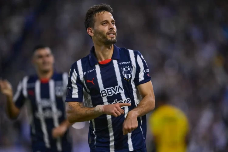 Rayados vence 2-1 a León con regalo de penal y pésimo arbitraje que derivó en violencia