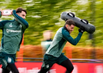 Santiago Giménez regresa al Feyenoord tras lesión de 3 meses