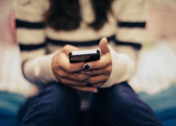 Australia prohibe a menores acceso a redes sociales