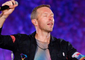 Chris Martin de Coldplay sufre aparatosa caída en el escenario