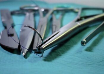 Detienen en Querétaro a mujer por cirugías sin cédula