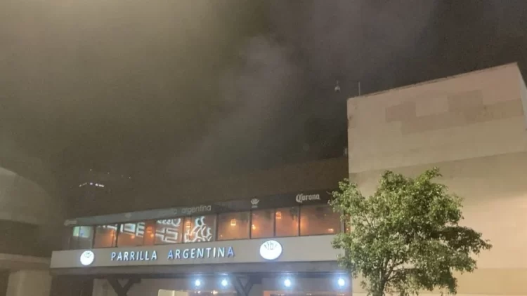 Bomberos de CDMX controlan incendio en restaurante