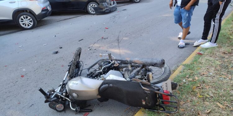 Motociclista termina hospitalizado tras choque
