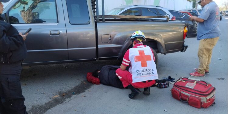 Motociclista termina hospitalizado tras choque