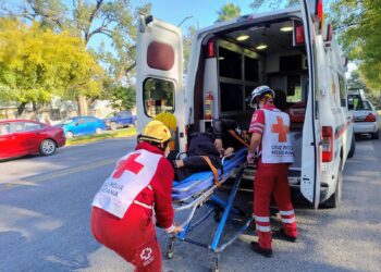 Motociclista termina hospitalizado tras choque