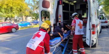 Motociclista termina hospitalizado tras choque