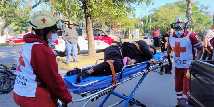 Motociclista termina hospitalizado tras choque