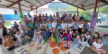 Estudiantes de la UAT llevan festival navideño a jardines de niños