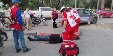 Motociclista herido tras ser arrollado por auto frente al Paseo Méndez de Victoria