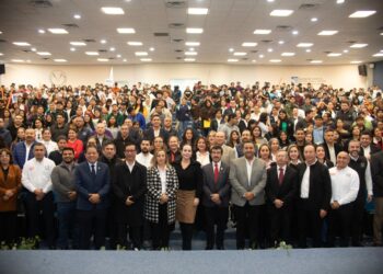 Entrega rector Dámaso Anaya apoyos a estudiantes de la UAT en Nuevo Laredo
