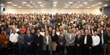 Entrega rector Dámaso Anaya apoyos a estudiantes de la UAT en Nuevo Laredo