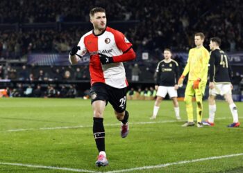 Santi Giménez se luce en goleada del Feyenoord en Champions