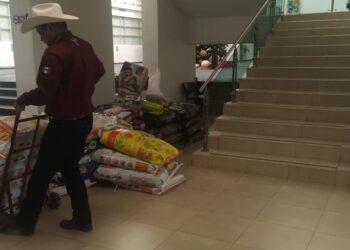 Dona Asociación Gallística de Tamaulipas una tonelada de alimento para gastos y perros en