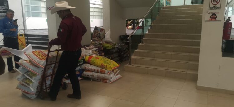 Dona Asociación Gallística de Tamaulipas una tonelada de alimento para gastos y perros en