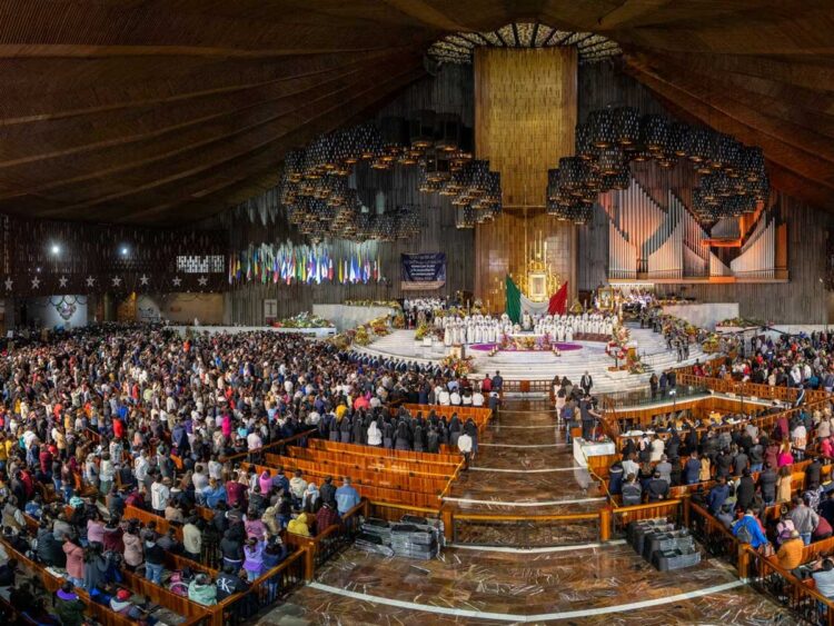 Acuden miles a cantarle las ‘Mañanitas’ a la Virgen de Guadalupe