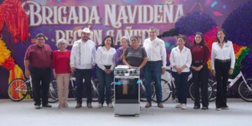 Llevan Américo y María de Villarreal la brigada navideña “Transformando Familias” a la zona cañera