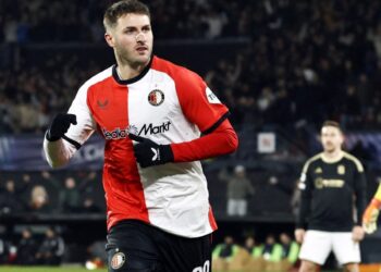 Santiago Giménez anota hat-trick en 17 minutos en liga de Holanda