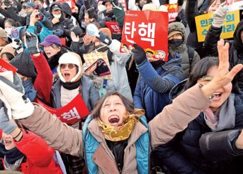 Logran destitución de presidente sudcoreano; celebran en las calles