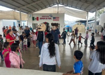 Menores en externamiento llevan donativos a albergue Senda de Vida