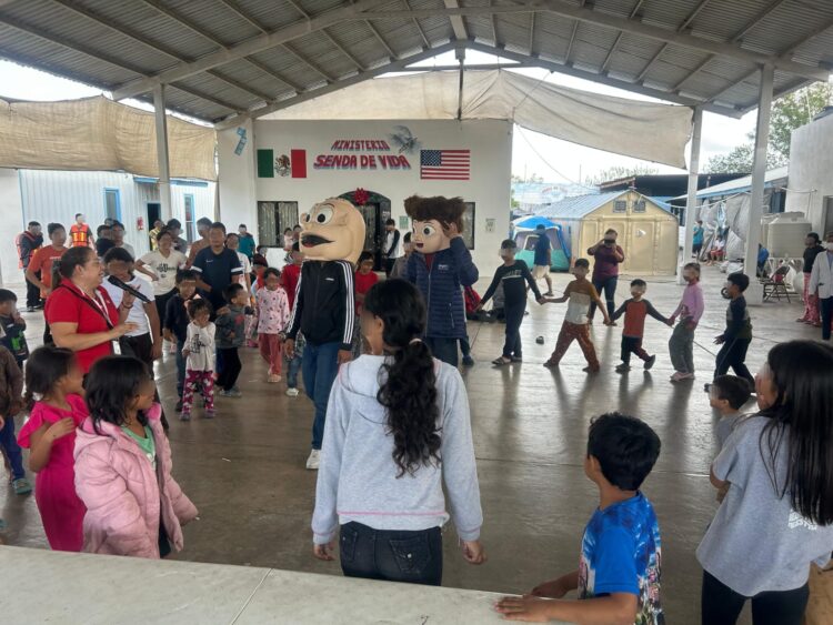 Menores en externamiento llevan donativos a albergue Senda de Vida